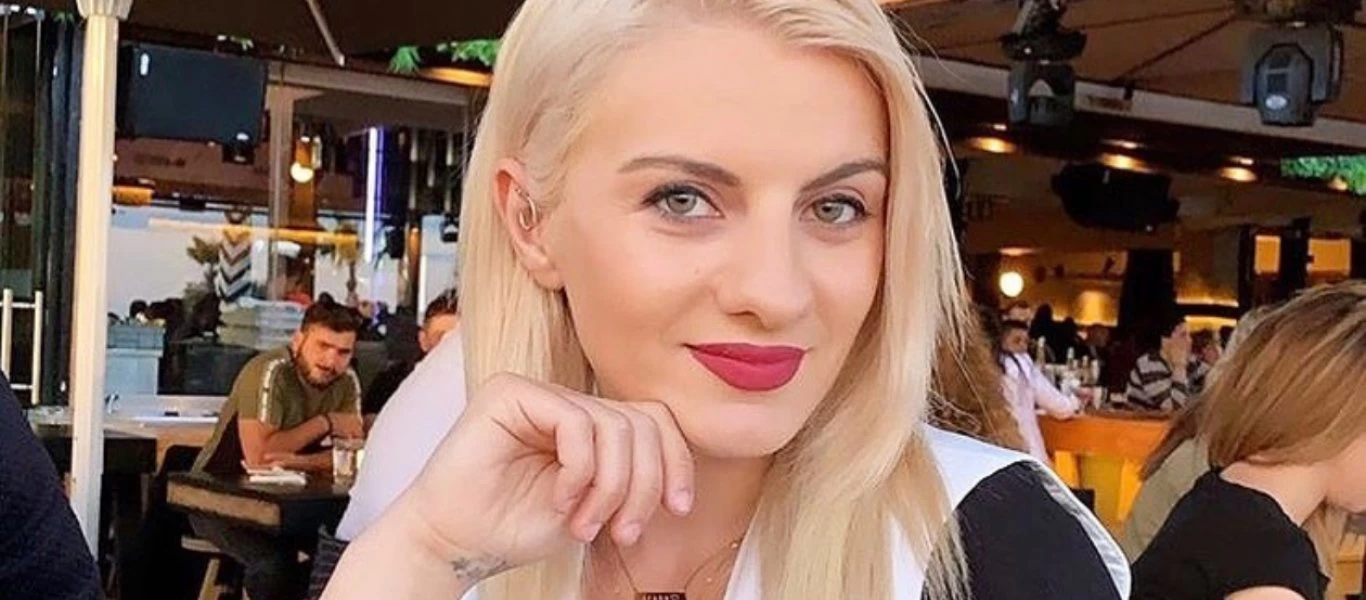 Ασημίνα Ουστάλλι: Ποζάρει με το κόκκινο μαγιό της και αναστατώνει τον ανδρικό πληθυσμό (φωτο)